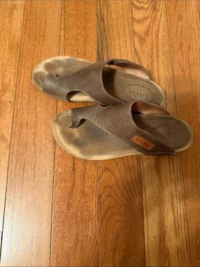 Taos Footwear Brown Leather Toe-Post Sandals